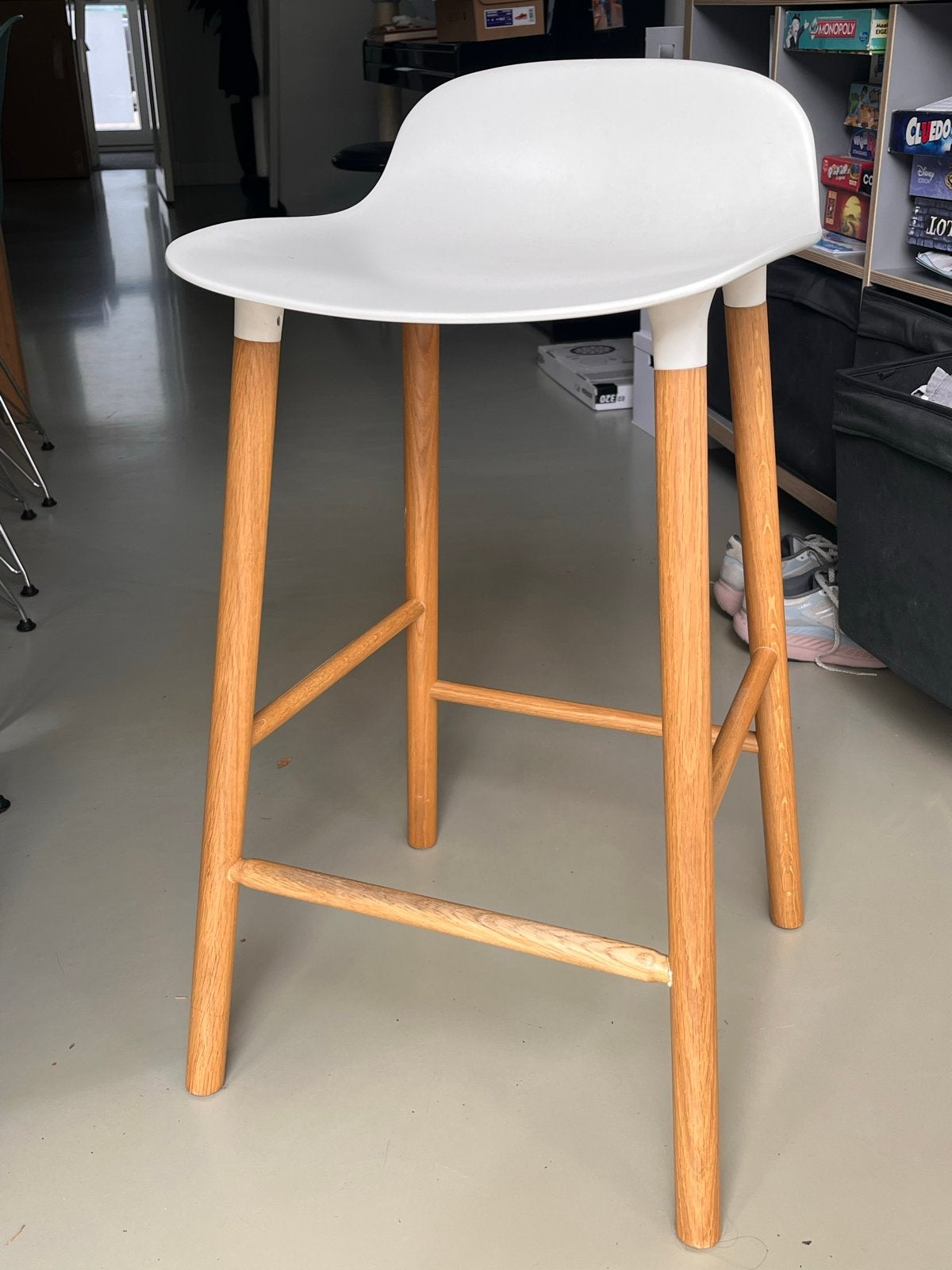 Normann Copenhagen Form Barstool eiken wit en zwart, Ophalen, 60 tot 90 cm, Zo goed als nieuw, Hout