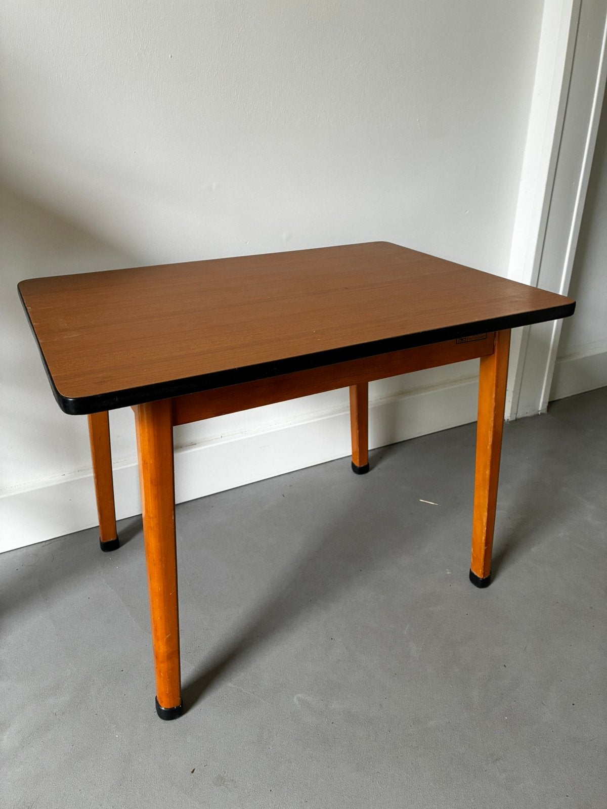 Sfeervol vintage houten schooltafeltje (jaren '50/'60), 45 tot 60 cm, Gebruikt, Mid century, Rechthoekig