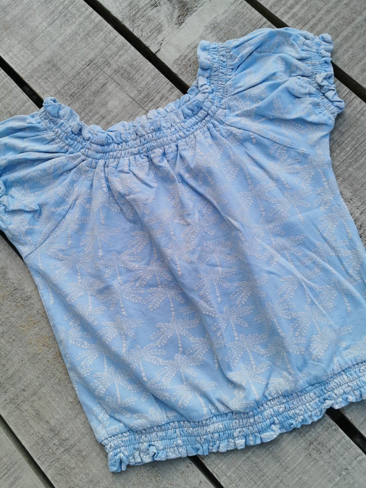 Blauw shirtje met witte palmpjes mt134/140, Ophalen of Verzenden, Zo goed als nieuw, Meisje, Shirt of Longsleeve