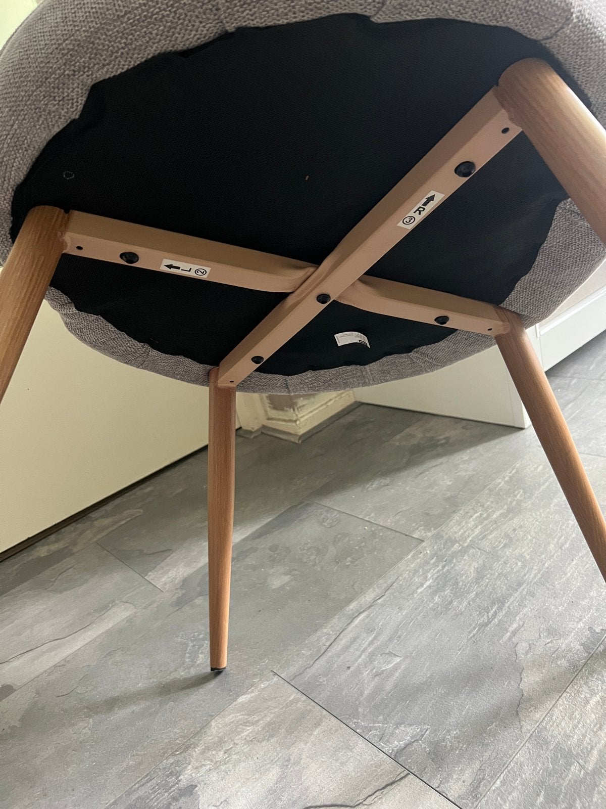Moderne grijze stoel met houten poten, Ophalen of Verzenden, Zo goed als nieuw, Hout, Eén