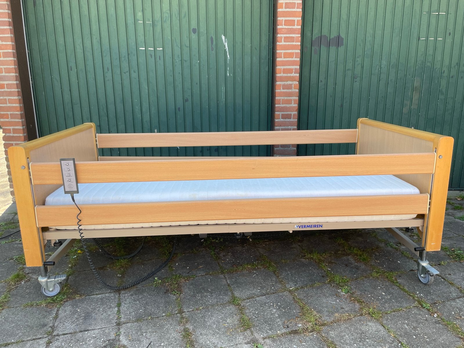 Verstelbaar electisch hoog-laag bed, Diversen, Verpleegmiddelen, Ophalen of Verzenden, Gebruikt