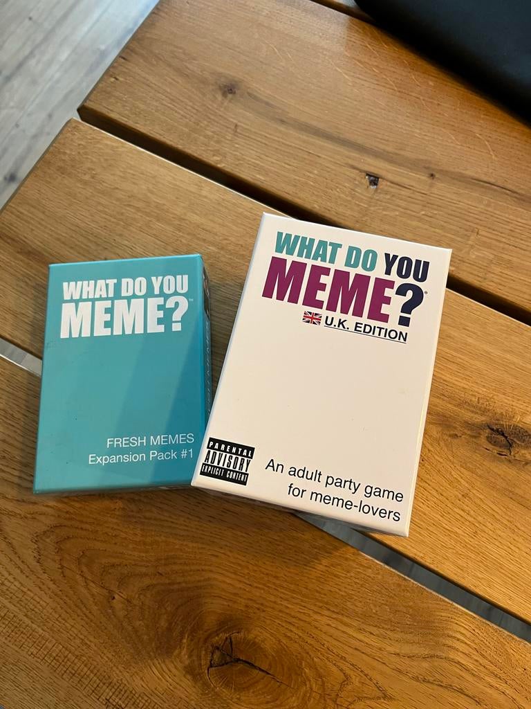 What Do You Meme? UK Edition + Fresh Memes Uitbreiding, Drie of vier spelers, Ophalen of Verzenden, Zo goed als nieuw