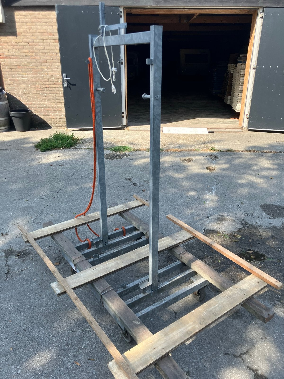 Verrijdbaar metalen frame met houten platform, Ophalen of Verzenden, Gebruikt, Handmatig