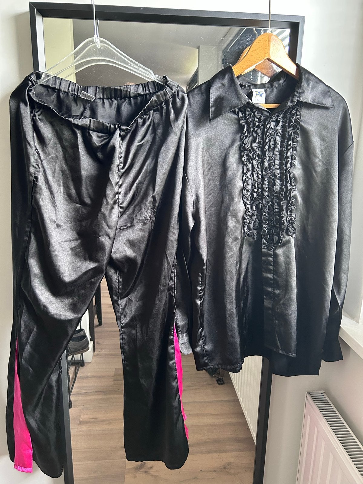 Maat 54 Zwart satijnen kostuum / showpak  met roze accenten, Maat 38/40 (M), Carnaval, Ophalen of Verzenden, Zo goed als nieuw