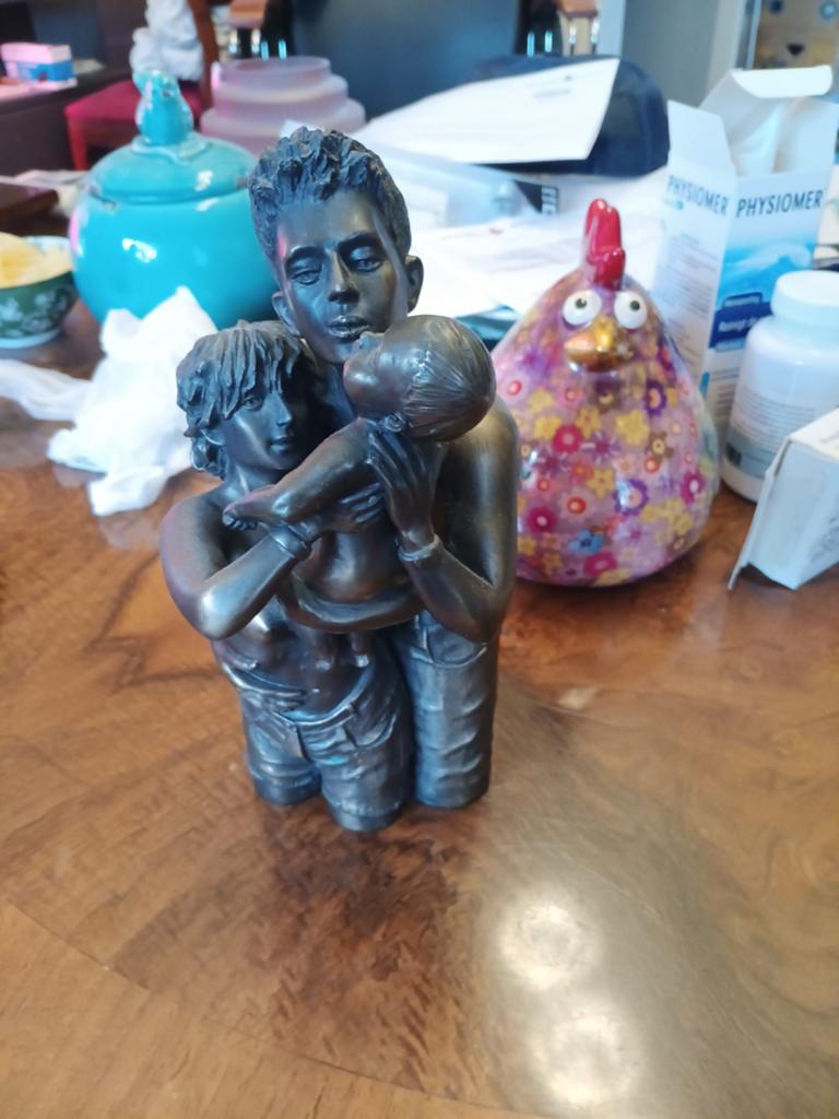 Bronzen Beeld: Familie omhelzing - Vader, Moeder, Kind, Groep mensen, Handgemaakt, Ophalen of Verzenden, Brons