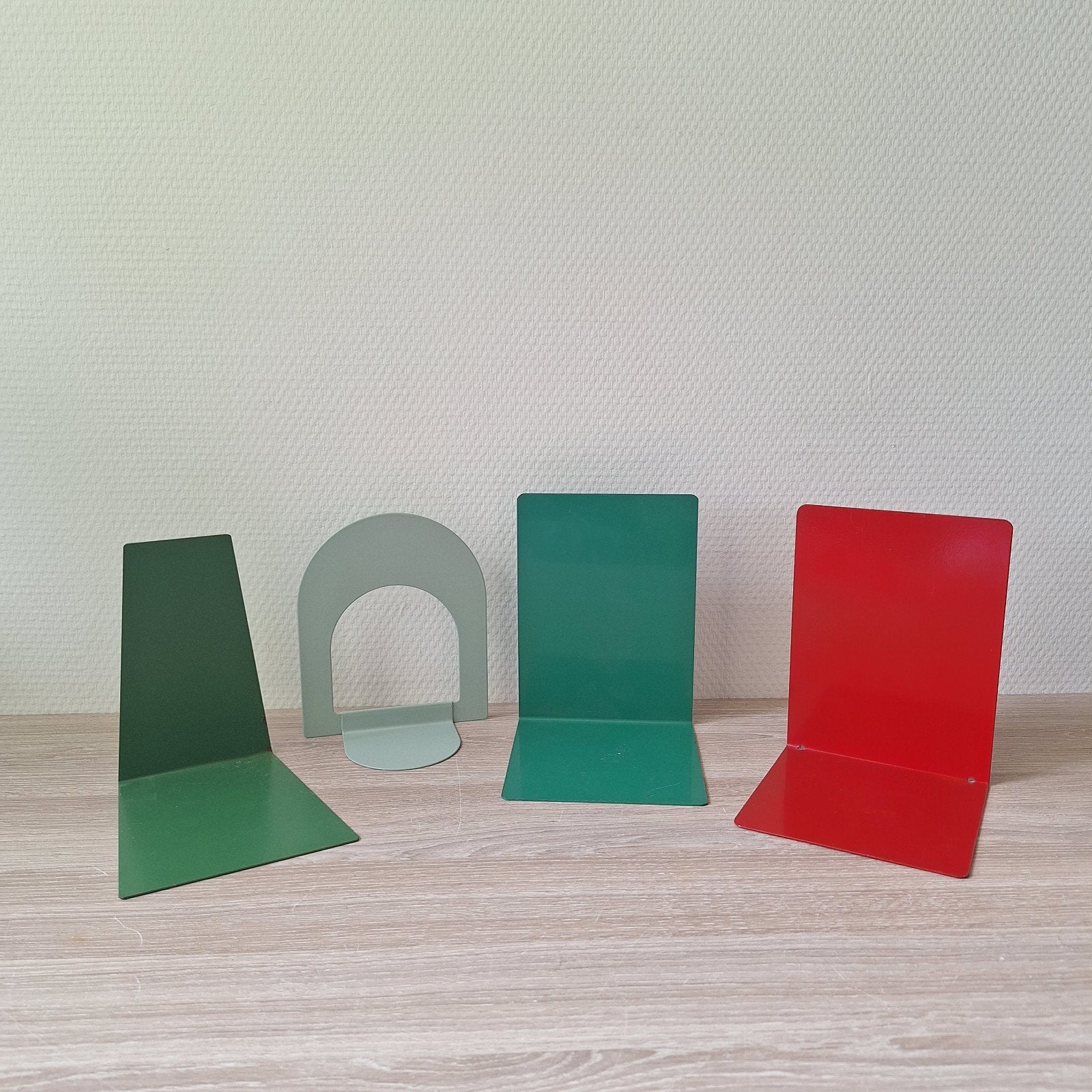 4 vrolijke vintage rode groene metalen boekensteunen, Ophalen of Verzenden, Zo goed als nieuw