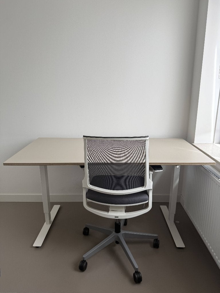 Te koop: IKEA zit-sta bureau (160x80) in de kleur beige/wit, Ophalen, Zit-sta bureau, 160 cm, In hoogte verstelbaar