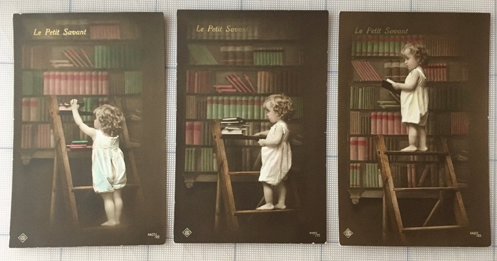 Drie Prentbriefkaarten: Kleuter trapje boekenkast, Ophalen of Verzenden, 1920 tot 1940, Ongelopen, Overige thema's
