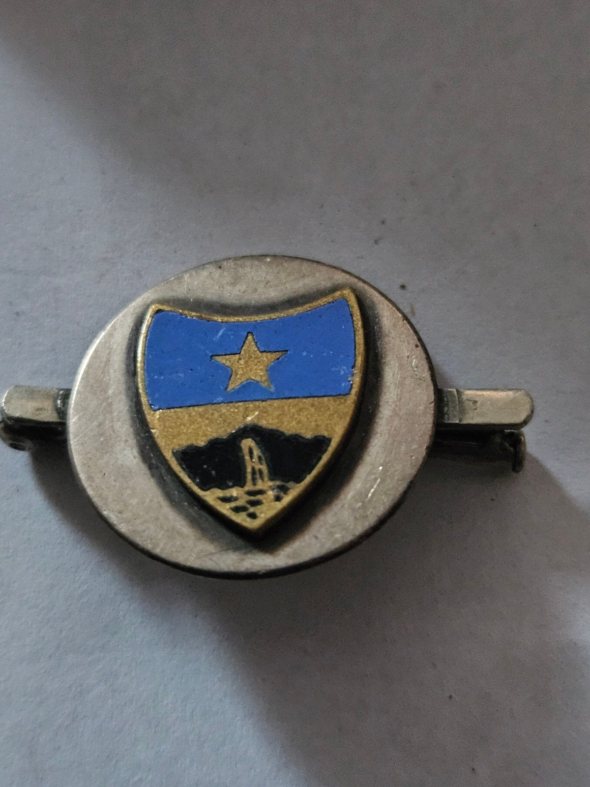 Somalië Speldje met Wapen: Blauw, Goud, Zwart, Ophalen of Verzenden, Gebruikt