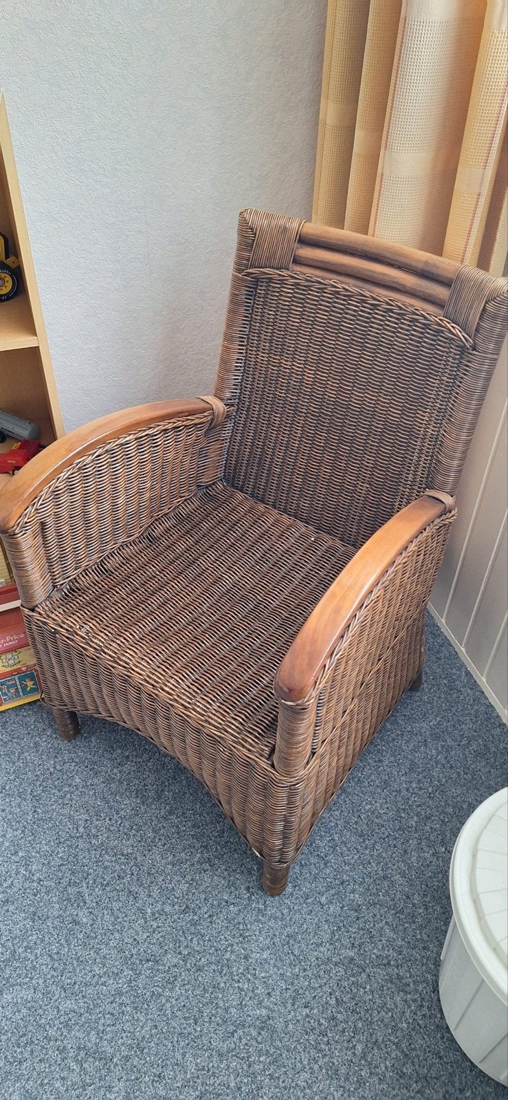 Rotan fauteuil met houten armleuningen, Ophalen, Gebruikt, Bruin, Eén