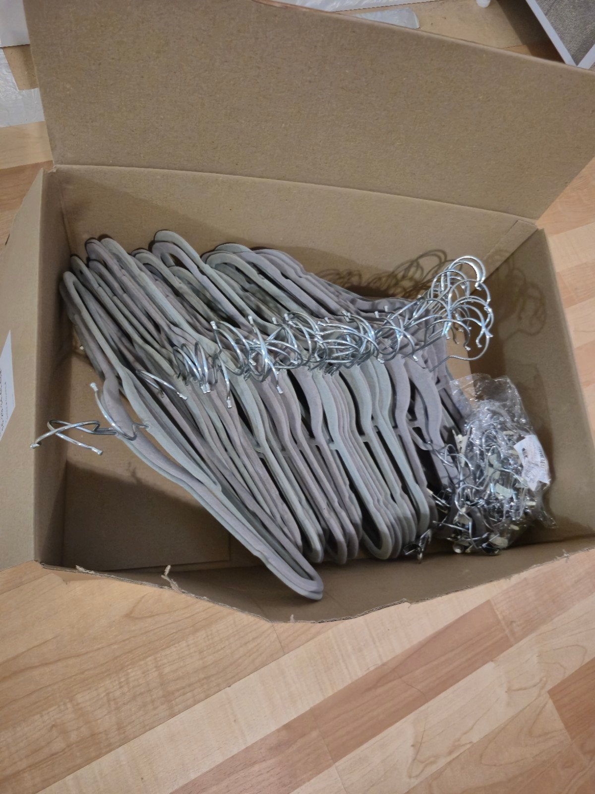 60 stuks kledinghangers plus broekhangers, Ophalen