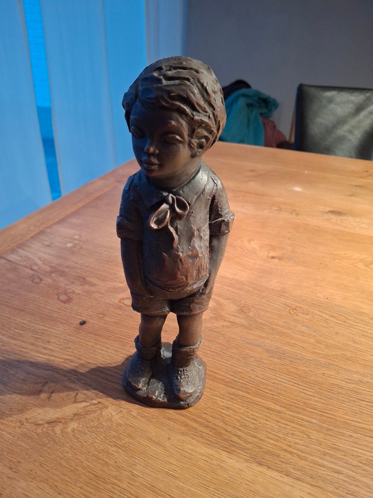 Vintage bronzen beeldje van jongen, Ophalen, 20 - 50 cm, Beeld, Bruin