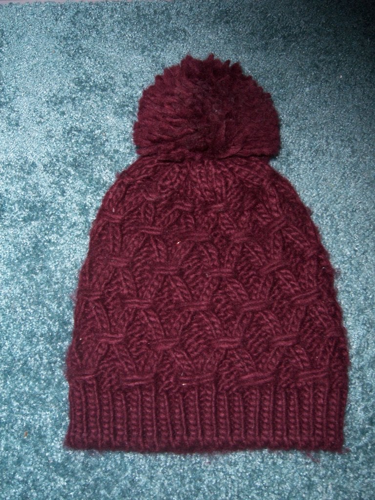 Zachte en warme bordeaux rode muts met poef, Kleding | Dames, Ophalen of Verzenden, Nieuw, Maat 38/40 (M), Muts