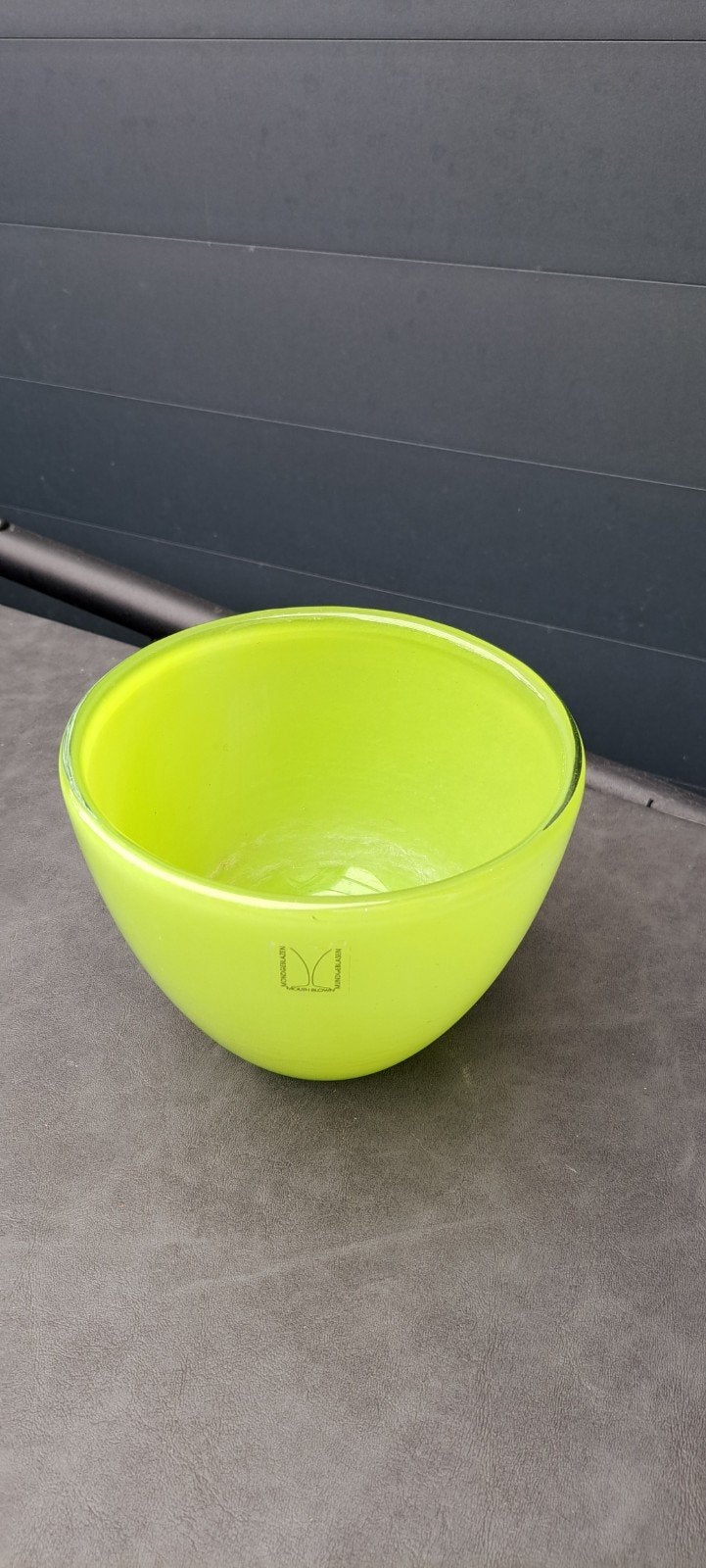 Prachtige lichtgroene, handgeblazen vaas.
De vaas is 12 cm h, Overige materialen, Rond, Ophalen of Verzenden, Minder dan 40 cm