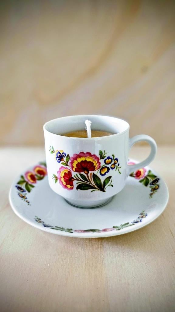 Kaars van bijenwas in retro kop en schotel met bloemmotief, Huis en Inrichting, Woonaccessoires | Kandelaars en Kaarsen, Overige materialen