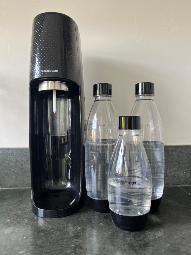 Uitstekende Sodastream met bijbehorende flessen., Ophalen, Gebruikt