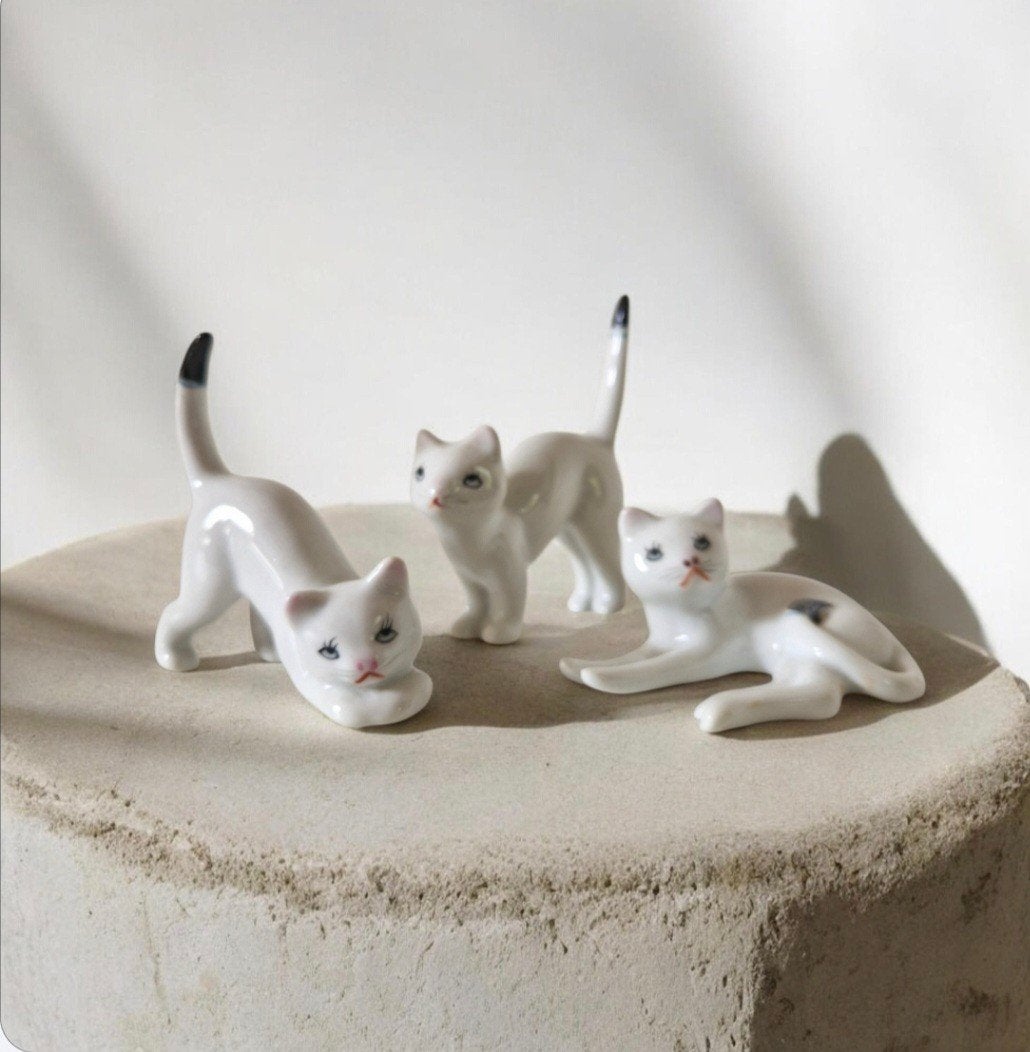 set van 3 poezen beeldjes porselein poes kat beeld, Ophalen of Verzenden, Huis en Inrichting