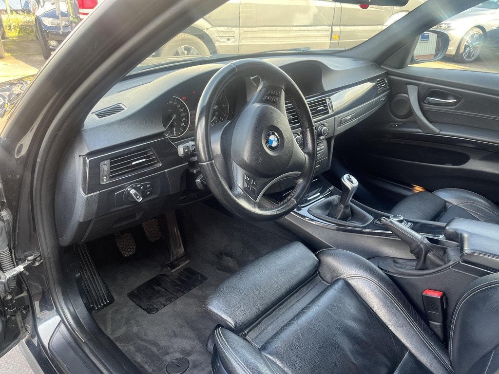 BMW 3-serie 318i Business Line, Auto's, BMW, Euro 5, Achterwielaandrijving, Zwart, Handgeschakeld