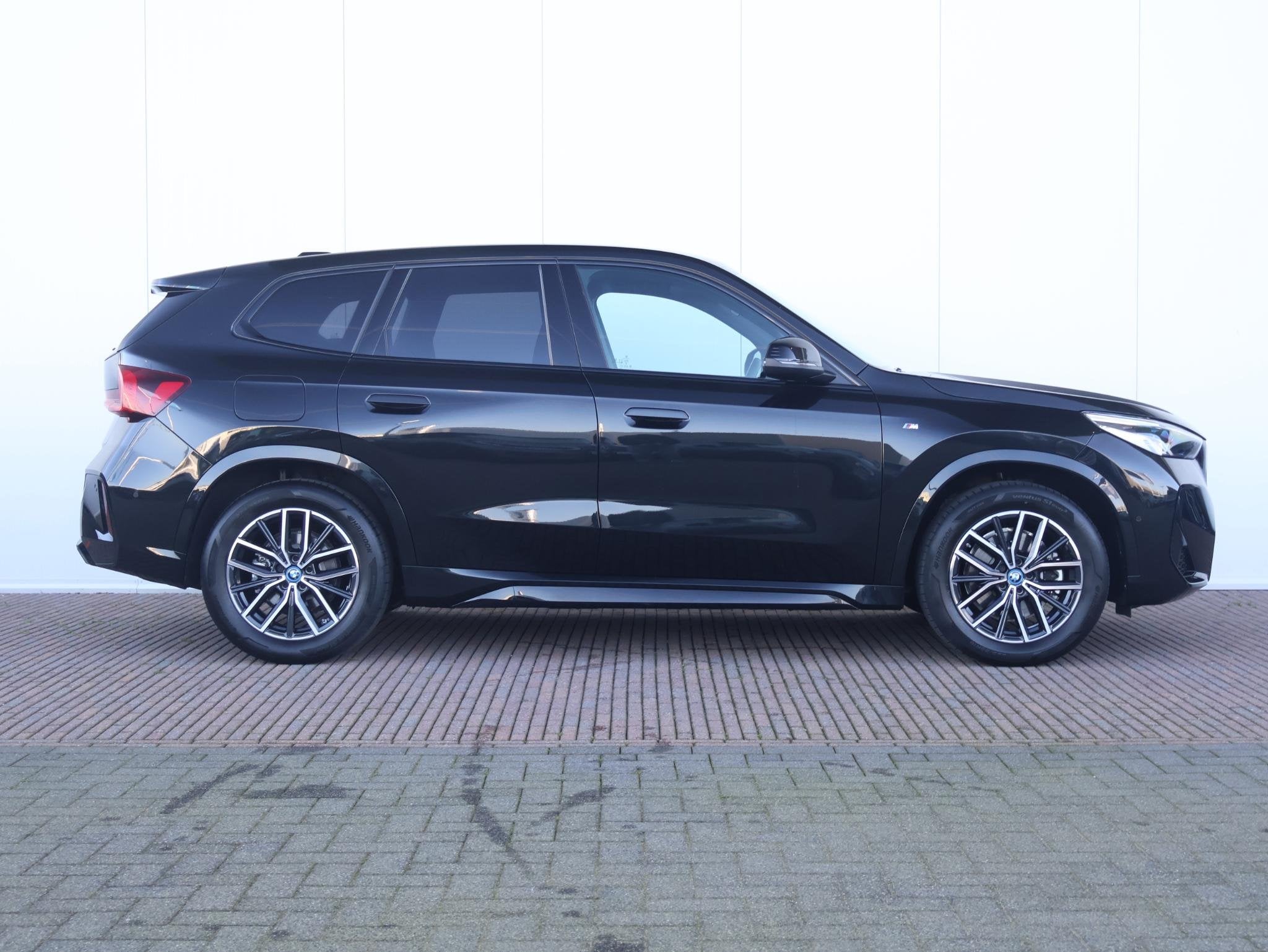 BMW iX1 xDrive30 67 kWh | SoH 100% | M-Sport Pakket | Achter, Auto's, Automaat, Stof, Zwart, Met garantie (alle)