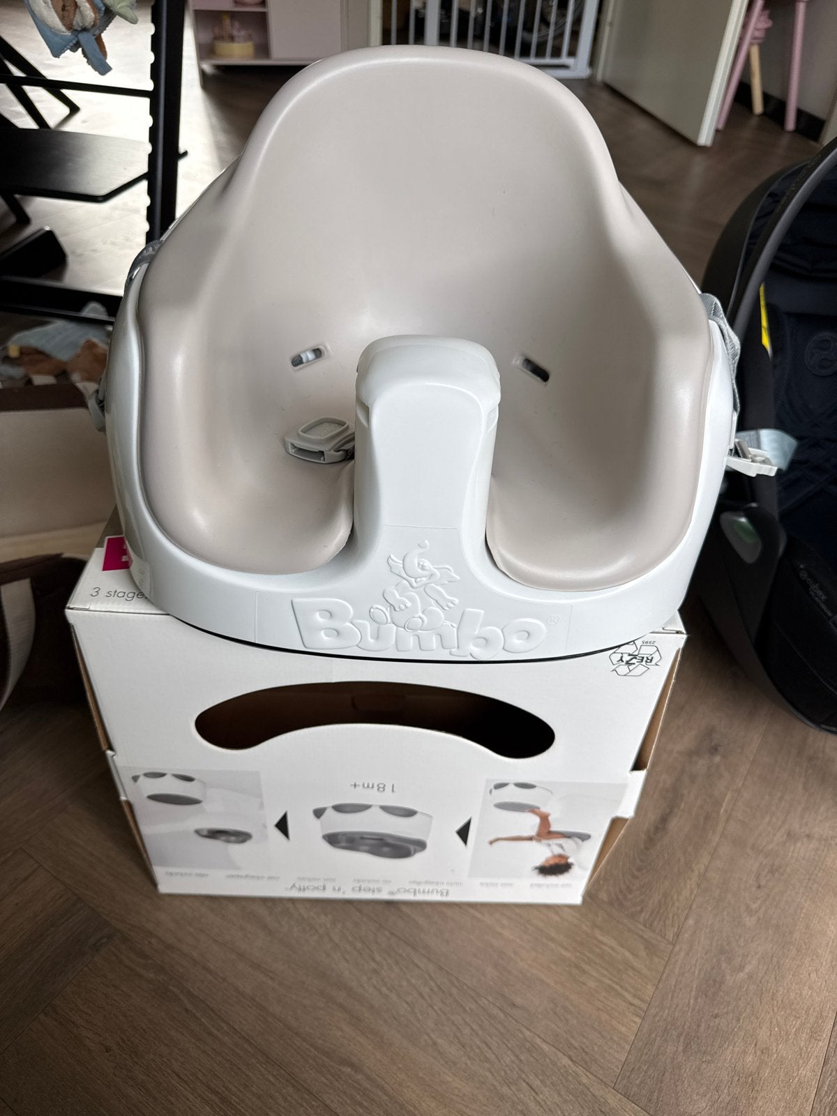 Bumbo Vloerstoeltje Taupe - Comfortabel en Veilig, Kinderen en Baby's, Kinderstoelen, Ophalen, Zo goed als nieuw, Overige typen