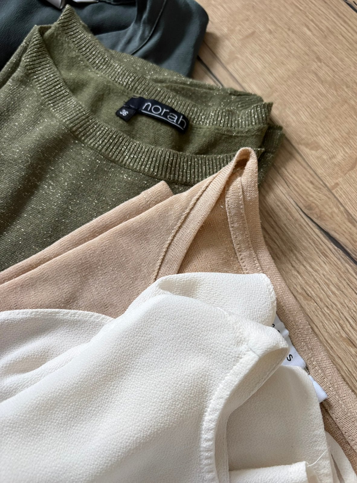 Bundel met topjes/shirtjes in maat S/M in naturel kleuren, Ophalen of Verzenden, Gedragen