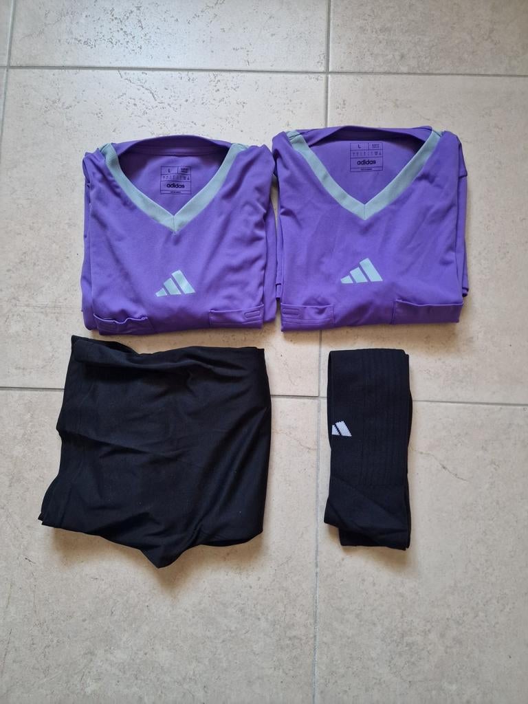 Adidas scheidsrechter tenue (2 shirts, broekje, sokken), Maat 52/54 (L), Paars, Ophalen of Verzenden, Zo goed als nieuw