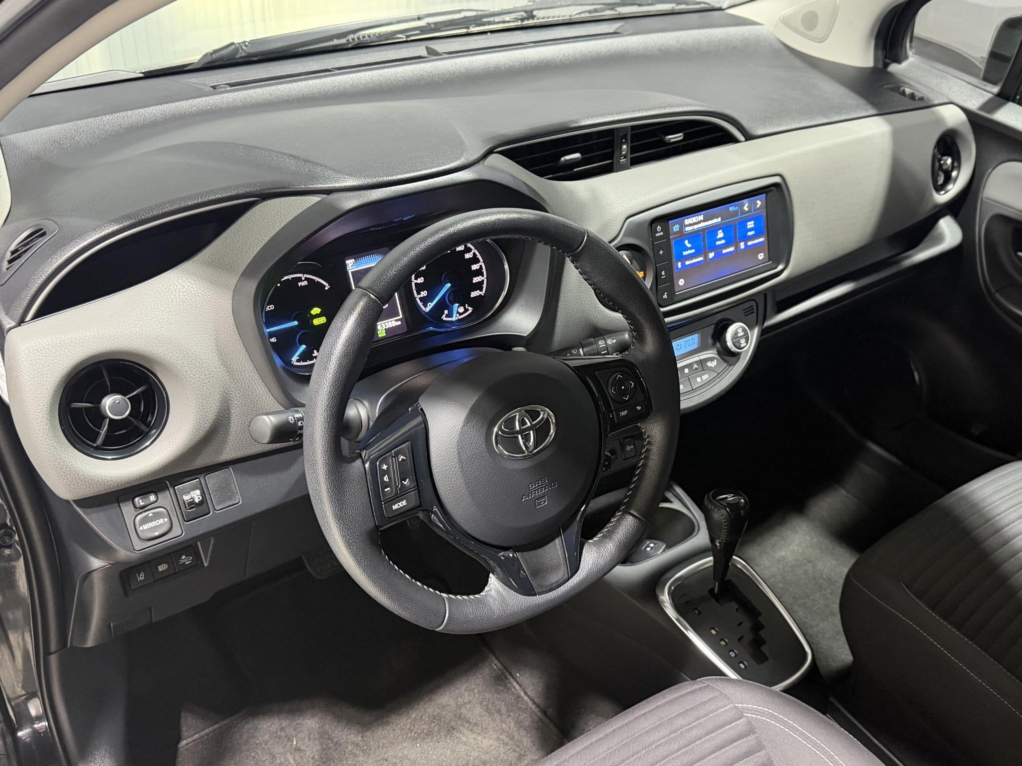 Toyota Yaris 1.5 Hybrid Dynamic | Trekhaak | All Season band, Euro 6, 4 cilinders, Zwart, Origineel Nederlands