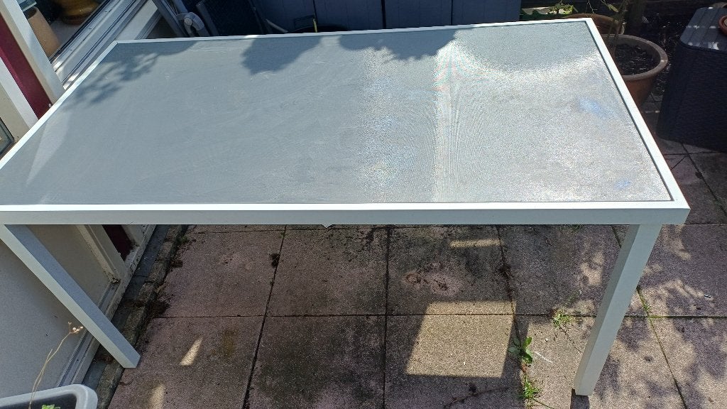 Gebruikte Tuintafel ijzer en gehard glas