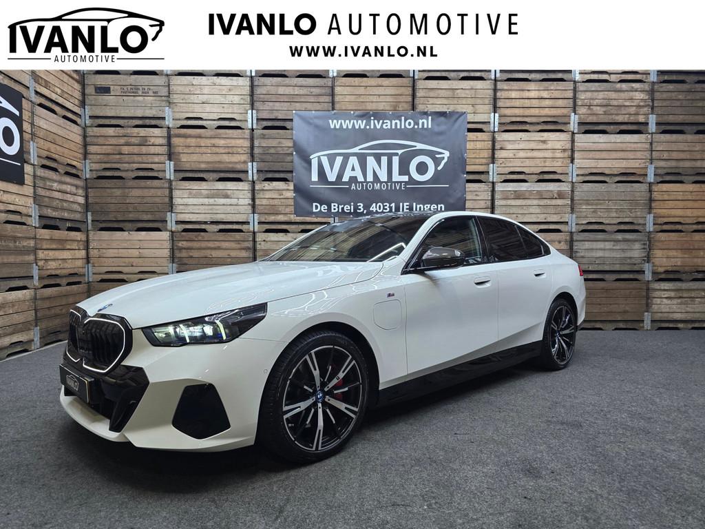 BMW 5-serie 550e xDrive M Sport Pro Innovatie Pano HUD Carbo, Auto's, Automaat, Gebruikt, 2000 kg, Wit