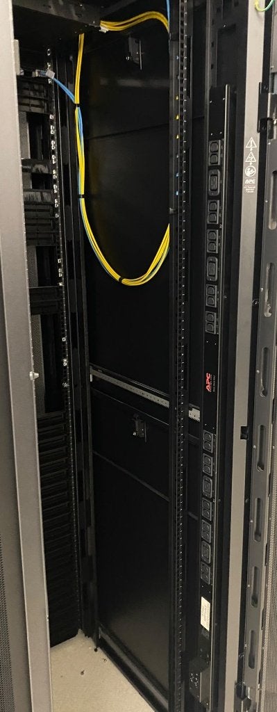 APC NetShelter SX 48U Serverkast AR3357 750x1200 mm, Computers en Software, Serverkasten, Verzenden, Gebruikt, Geperforeerd, Geperforeerd