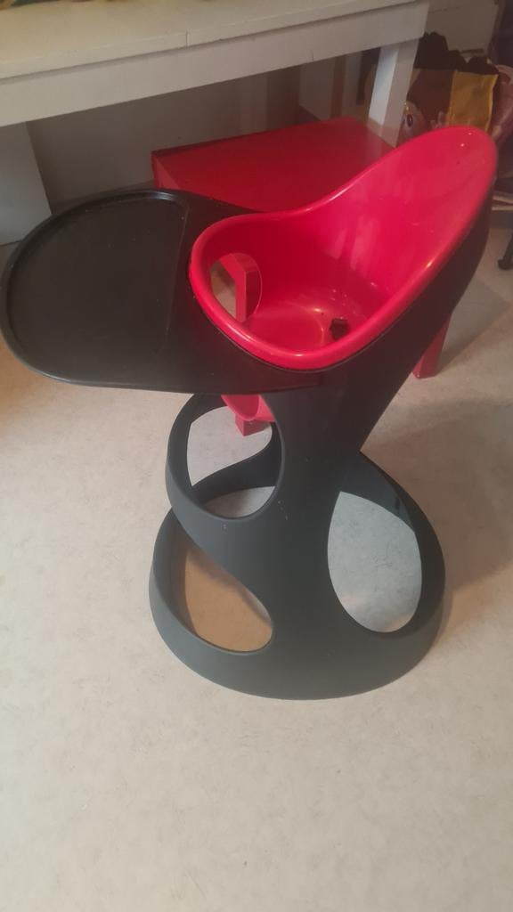 Stijlvolle IKEA kinderstoel rood/zwart met eetblad, Ophalen of Verzenden, Gebruikt, Overige typen, Gordel(s)