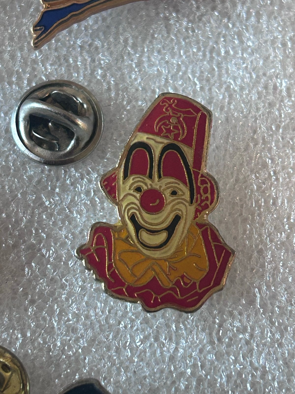 Vintage Clown Pin, Ophalen of Verzenden, Gebruikt, Figuurtje, Speldje of Pin