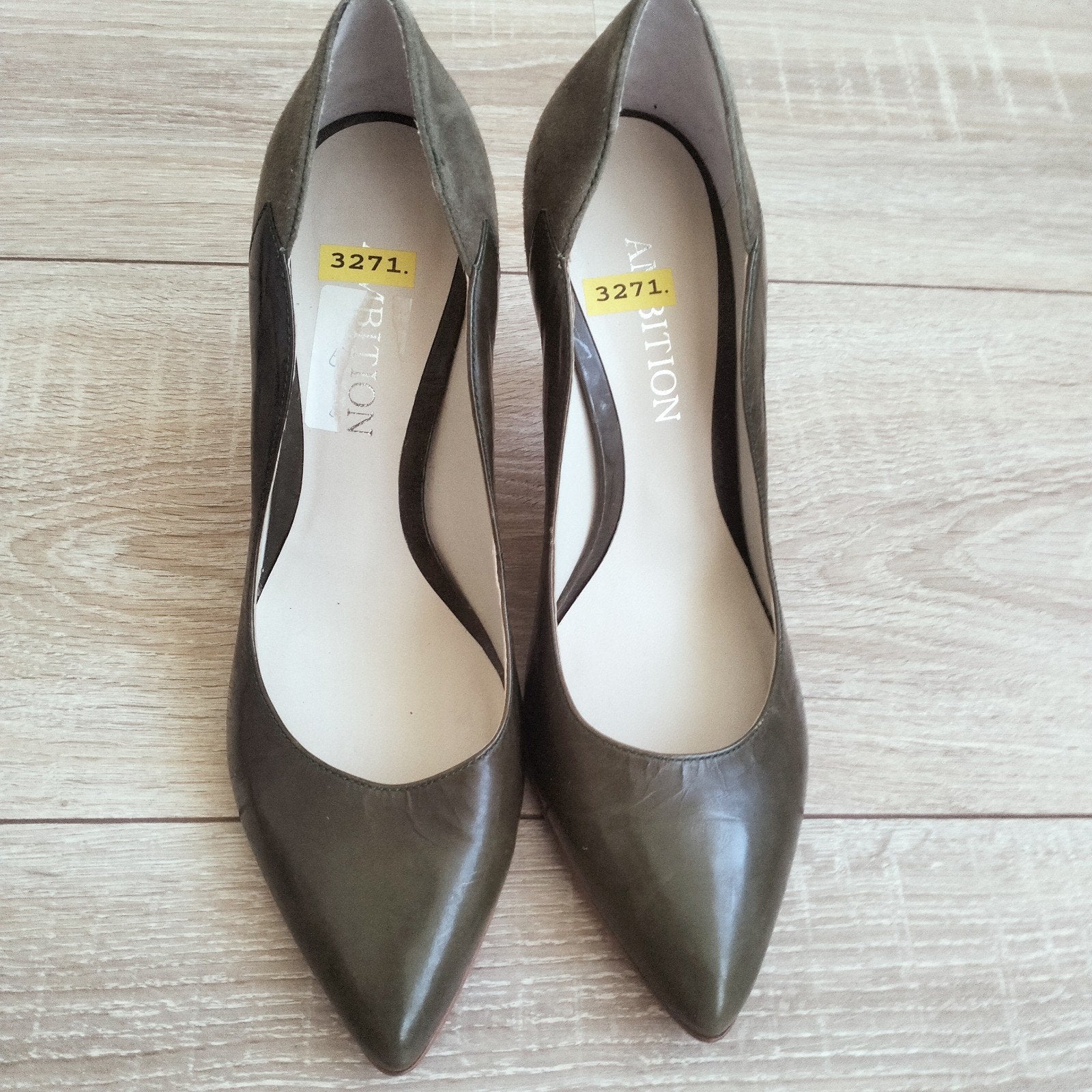 AMBTION pump khaki leer suede mt 37 zgan, Pumps, Ambition, Ophalen of Verzenden, Zo goed als nieuw