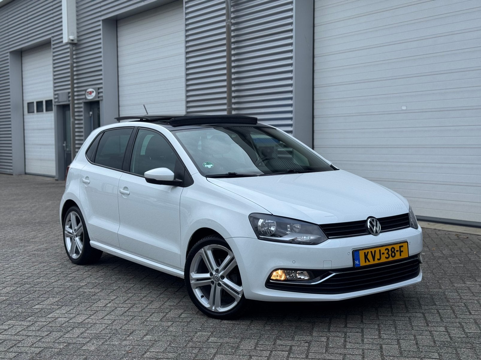 VOLKSWAGEN POLO 1.2 TSI WIT R-LINE PANORAMADAK FACELIFT PDC, Auto's, Dealer onderhouden, 4 cilinders, Wit, Bedrijf