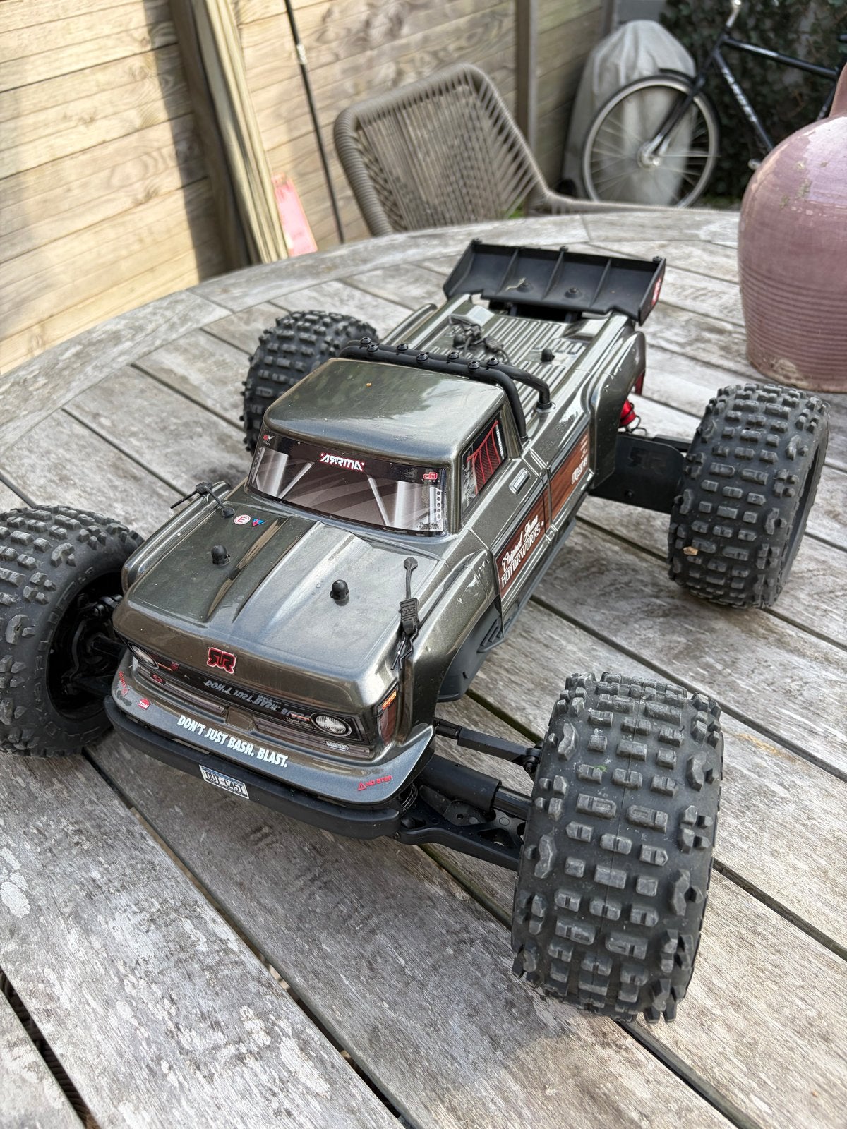 Arrma Outcast 4x4 4S BLX V2 RC Truck met accu en zender, Hobby en Vrije tijd, Modelbouw | Radiografisch | Auto's, Elektro, Auto offroad