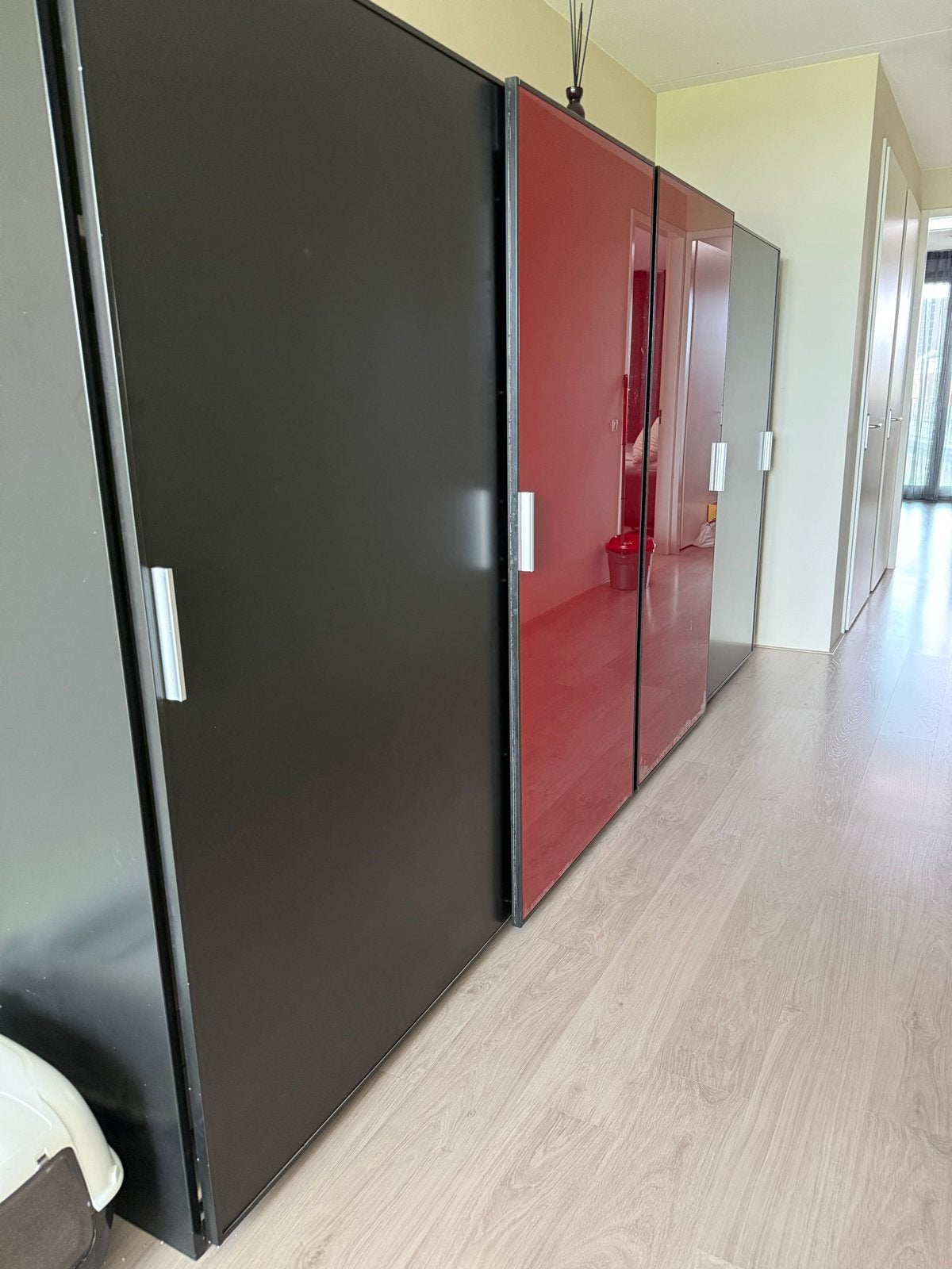 Kast met 4 schuifdeuren rood-zwart, Ophalen, Gebruikt, 200 cm of meer, Overige houtsoorten