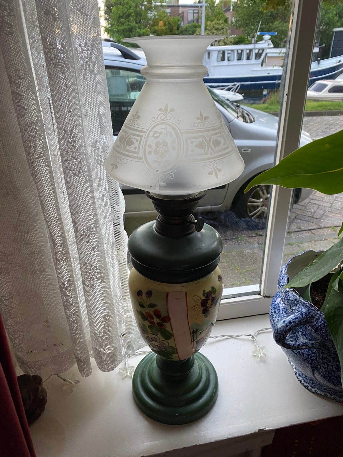 Antieke olielamp met bloemmotief en glazen kap, Ophalen of Verzenden