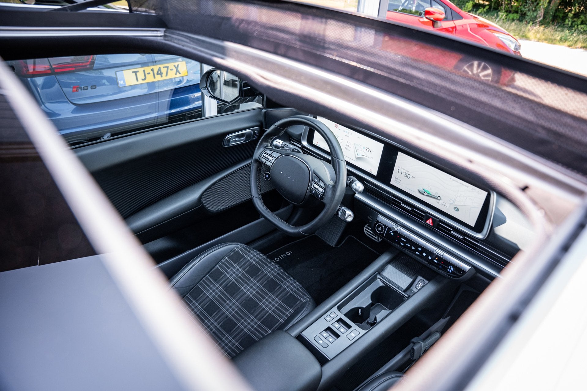 Hyundai IONIQ 6 First Edition AWD 77.4 kWh|Pano|100% SOH|Sto, Auto's, Hyundai, Dealer onderhouden, Gebruikt, Zwart, Leder en Stof