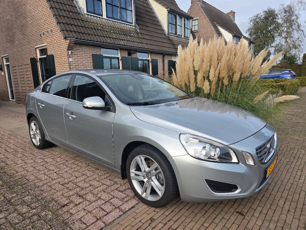Volvo S60 T3 1.6 110KW Powershift 2012 Grijs NIEUWSTAAT, Voorwielaandrijving, Zwart, 4 cilinders, S60