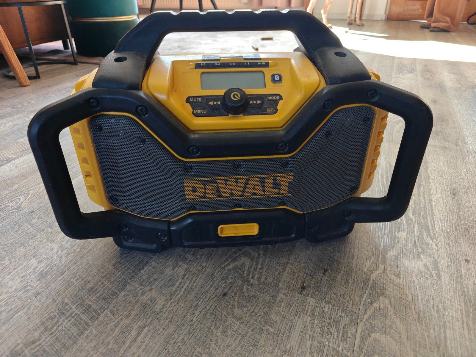 DeWalt bouwradio + 2 accu's en oplader, Ophalen, Gebruikt, Bouwradio