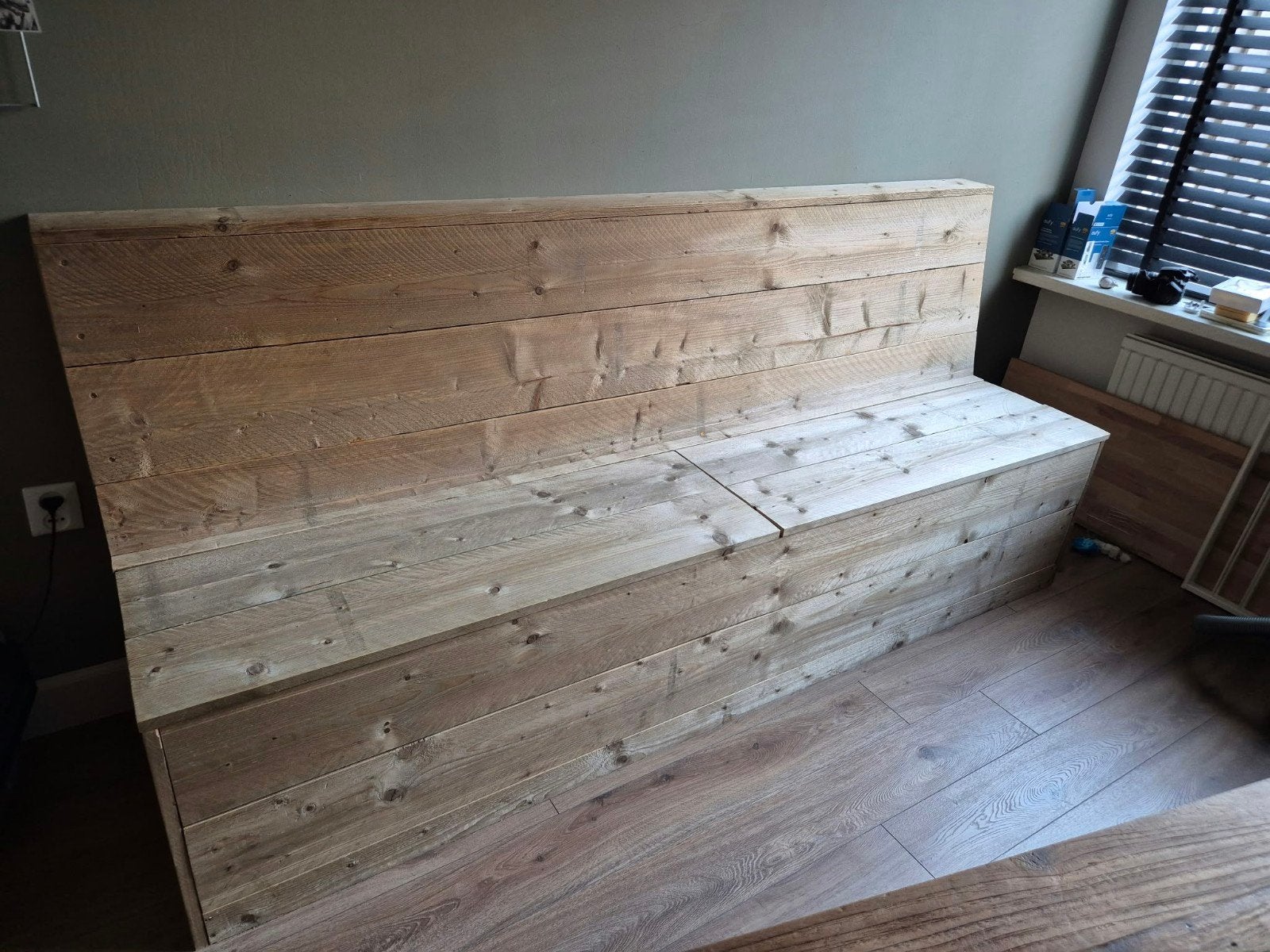 Steigerhouten bank met opbergruimte en zitkussen, Ophalen, Zo goed als nieuw, Bruin, Hout