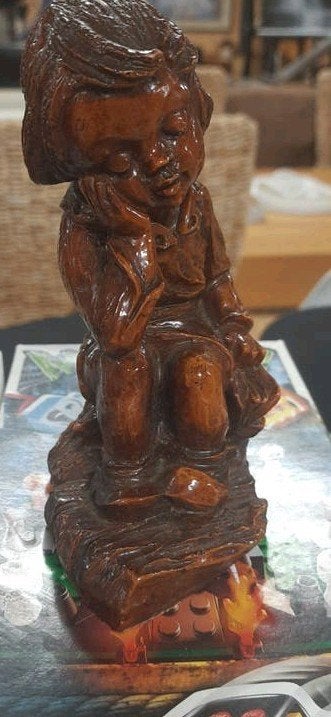 Houten beeldje van een meisje, handgemaakt, Minder dan 20 cm, Ophalen of Verzenden, Beeld, Hout