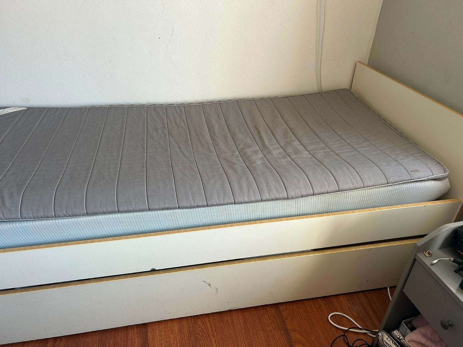 Eenpersoonsbed met uitschuifbaar logeerbed, Ophalen, Modern en functioneel, Gebruikt, 90 cm