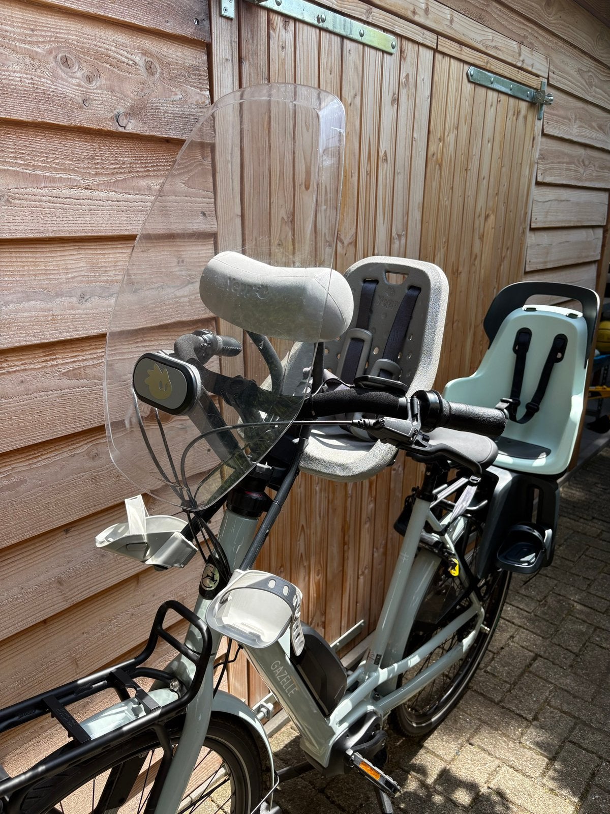 Thule Yepp fietsstoeltje (voor) met windscherm en slaaprol, Ophalen, Zo goed als nieuw