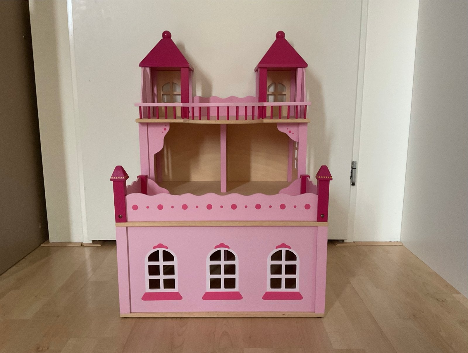 Roze houten poppenhuis, Ophalen, Zo goed als nieuw, Poppenhuis