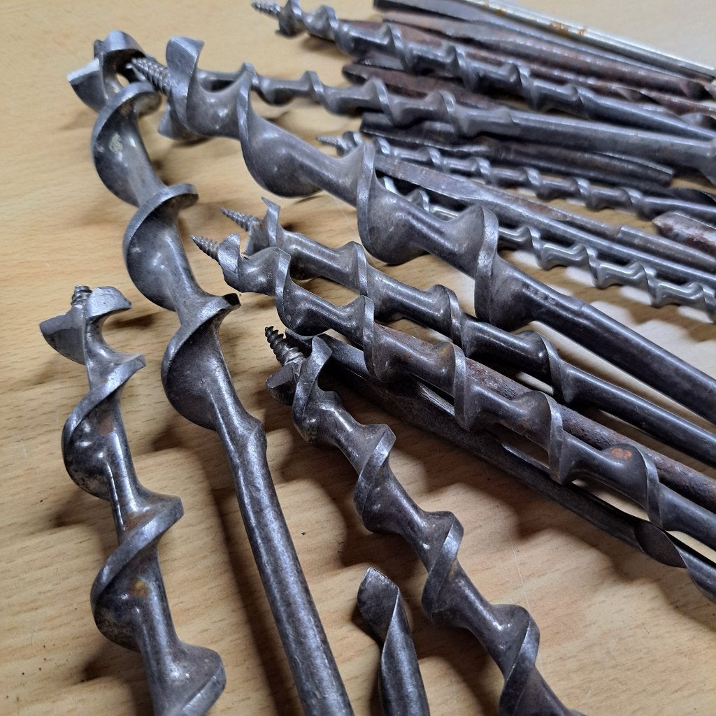 Oude antieke handboor met boren., Ophalen