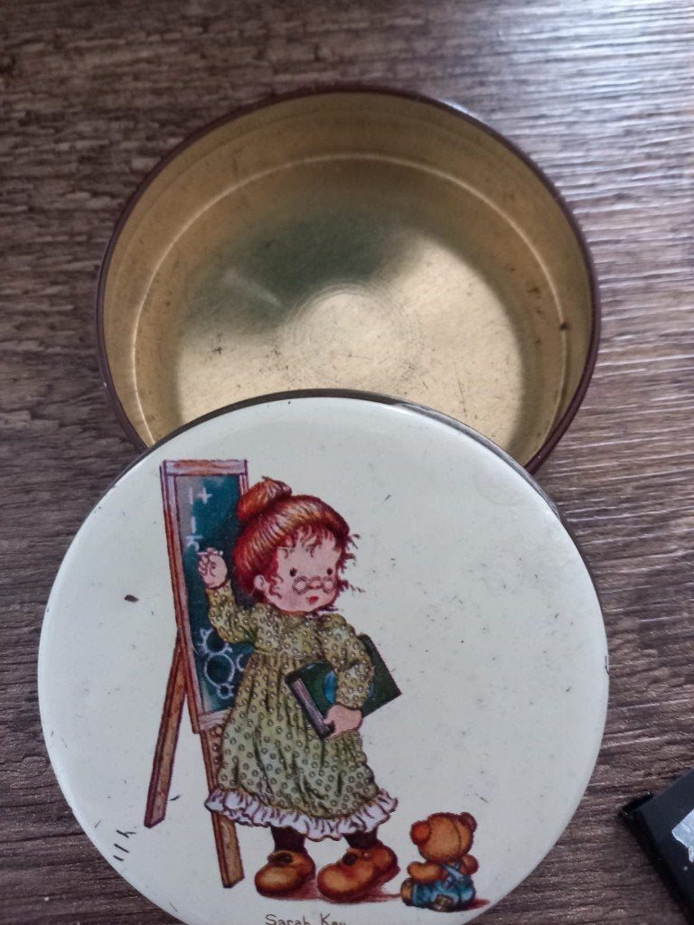 Uit de oude doos, blikje met Sarah Kay, Verzamelen, Ophalen of Verzenden, Gebruikt, Overige