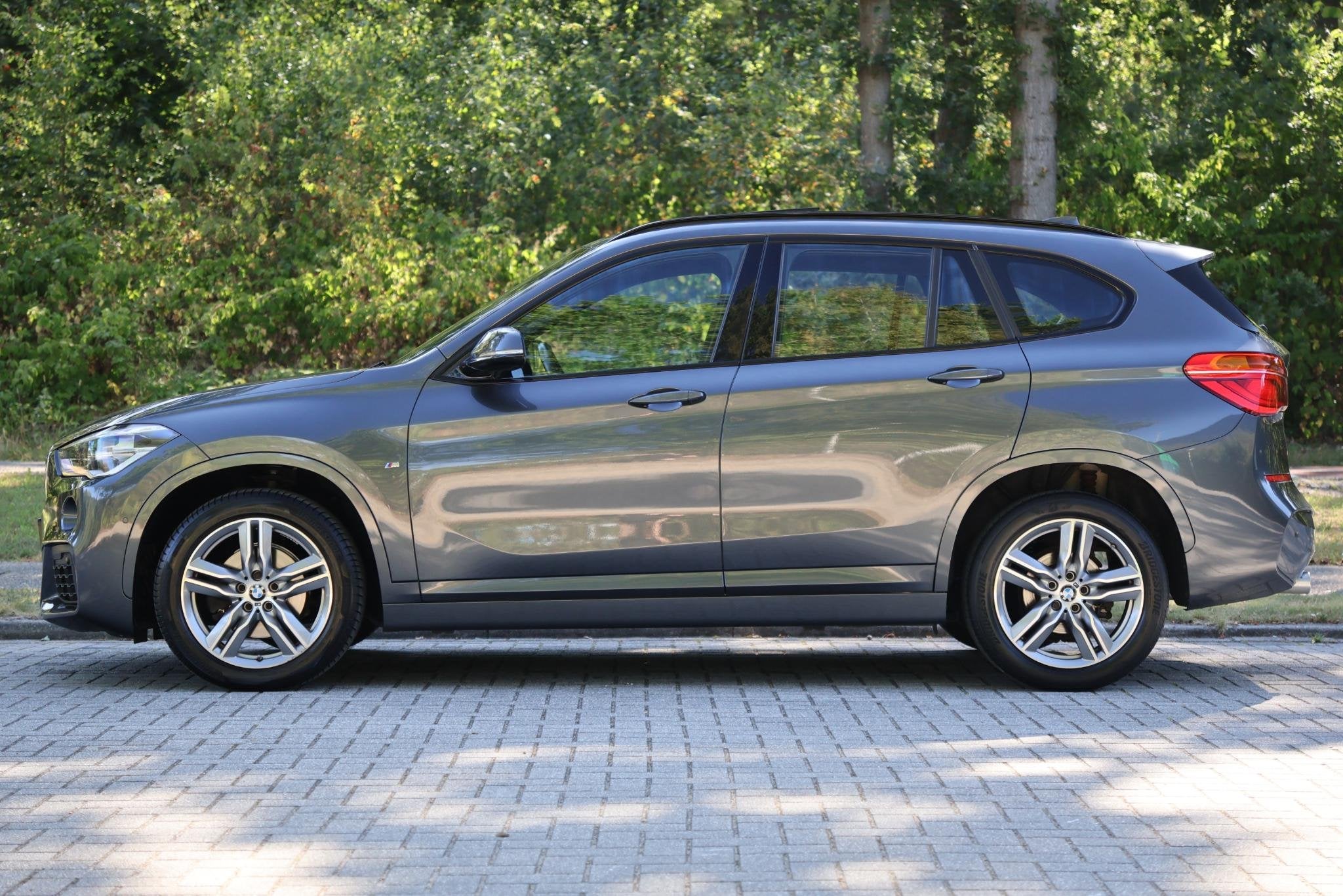 BMW X1 sDrive18i High Executive M-Sport | Leder | Pano | HUD, Auto's, BMW, Gebruikt, Automatische klimaatregeling, Alcantara, Bedrijf
