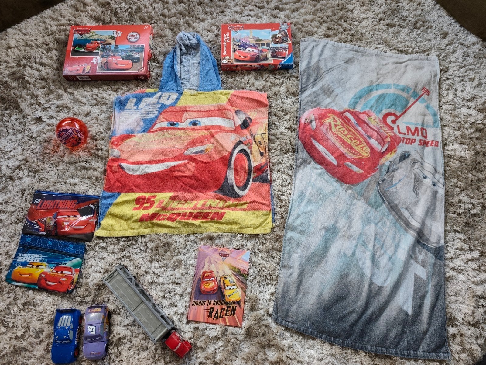 Groot Cars pakket puzzels, handdoeken, boek, etuis en auto's, Ophalen of Verzenden, Gebruikt, Jongen