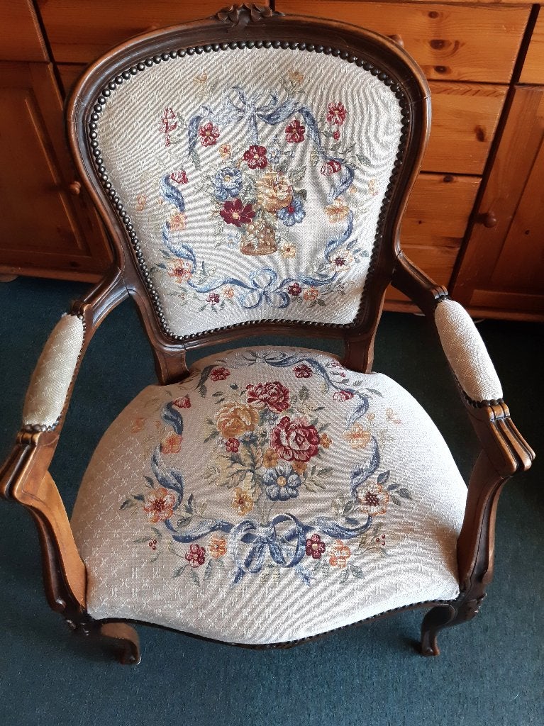 Stoeltje, Louis de XIV stijl, vernieuwde stof, mooie details, Antiek en Kunst, Antiek | Meubels | Stoelen en Banken, Ophalen